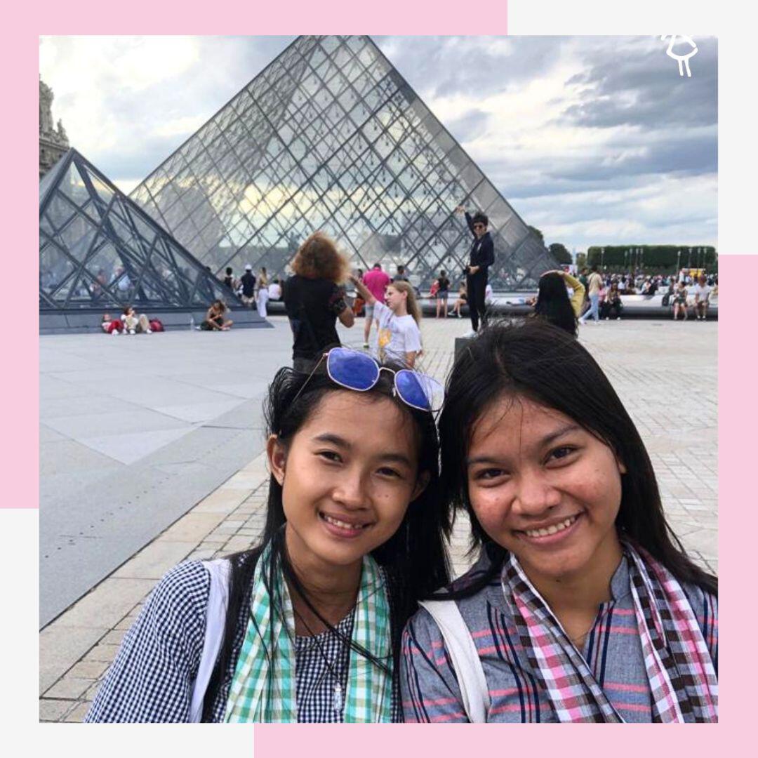 Etudiantes Cambodgiennes devant la pyramide du Louvre