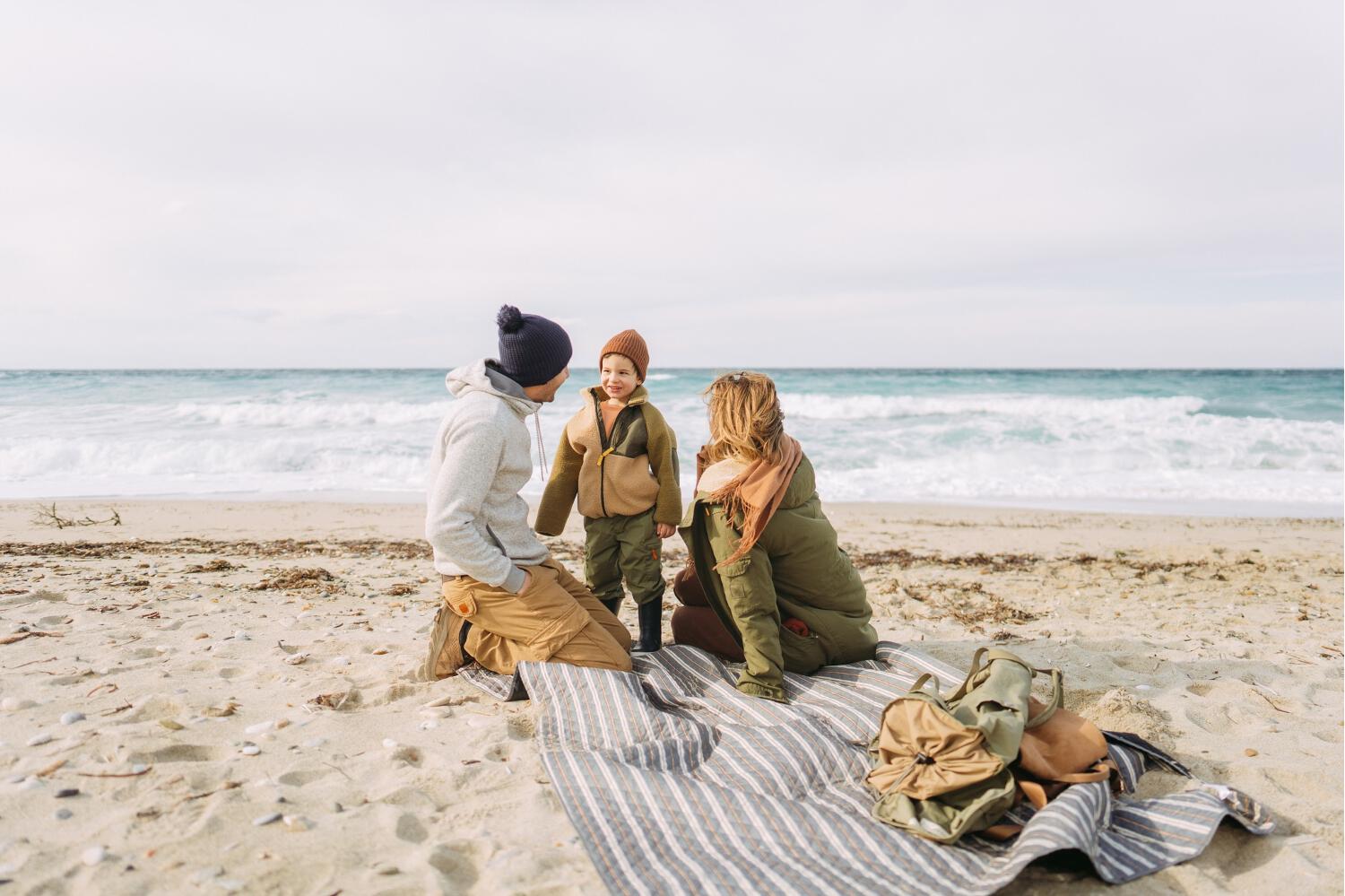 une famille sur la plage en automne