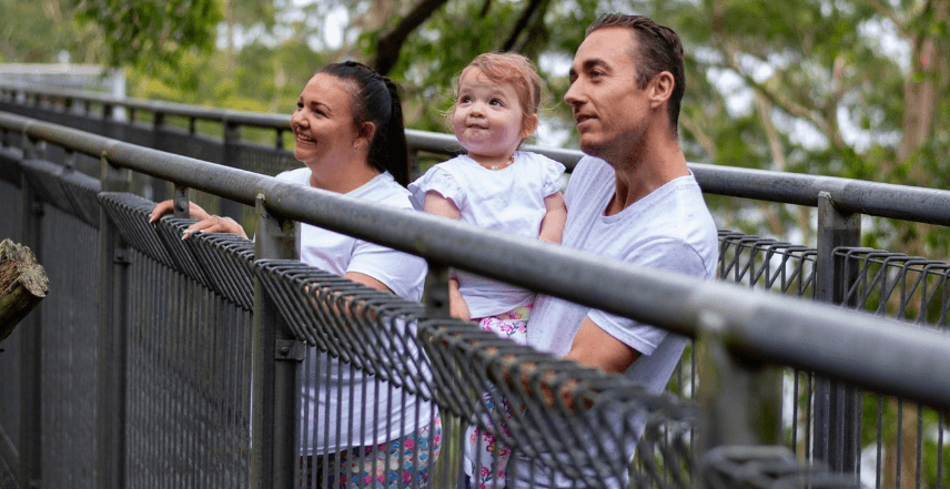 Experience Oz deals page banner - Two parents with a young child at the zoo