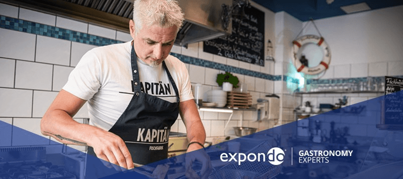 Banner für die Expondo-Gutscheinseite mit Mann in Kochschürze
