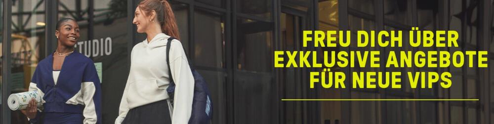 zwei Frauen in Sportoutfits verlassen ein Studio – Banner für Fabletics VIP Neukundenangebote