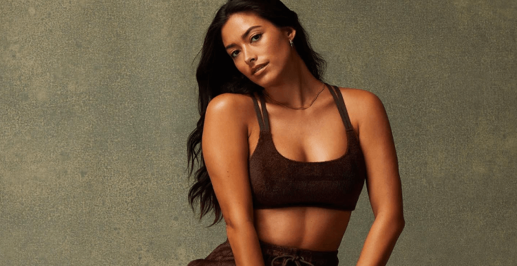 Fabletics offers page banner showing a woman wearing athletic clothing