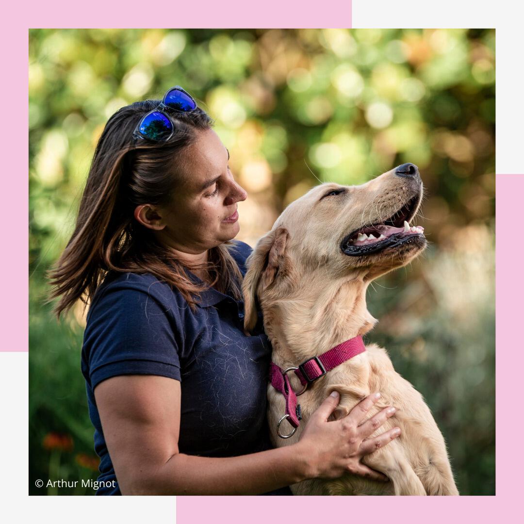 Femme brune caressant un chien guide