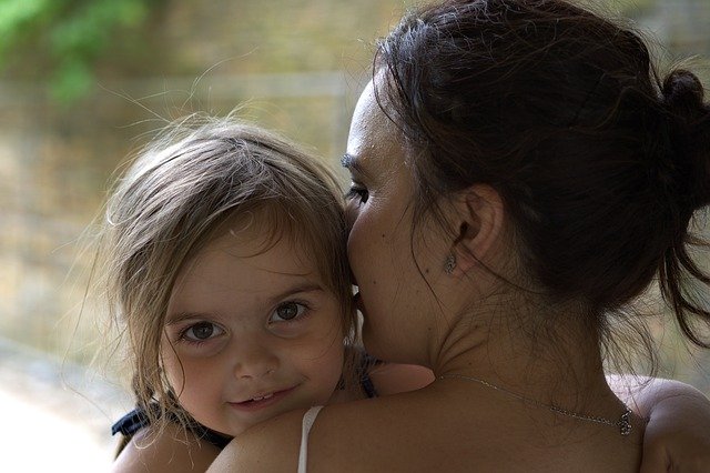 Mère et sa fille qui se font un câlin dans un jardin