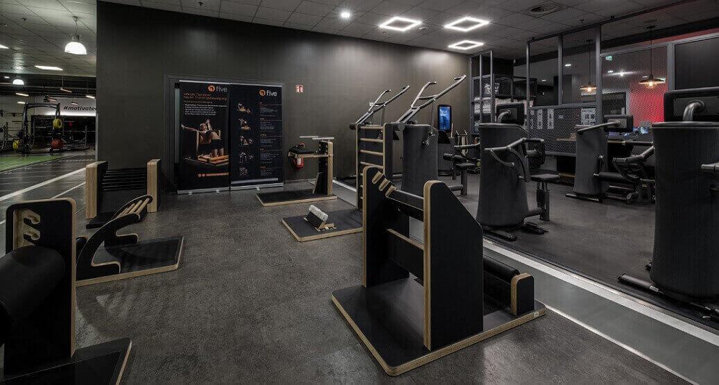 Einblick in eine Trainingsfläche eines Fitness First Lifestyle Clubs