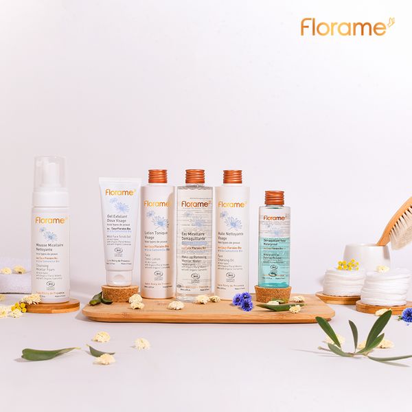 Produits cosmétiques Florame sur planche de bois