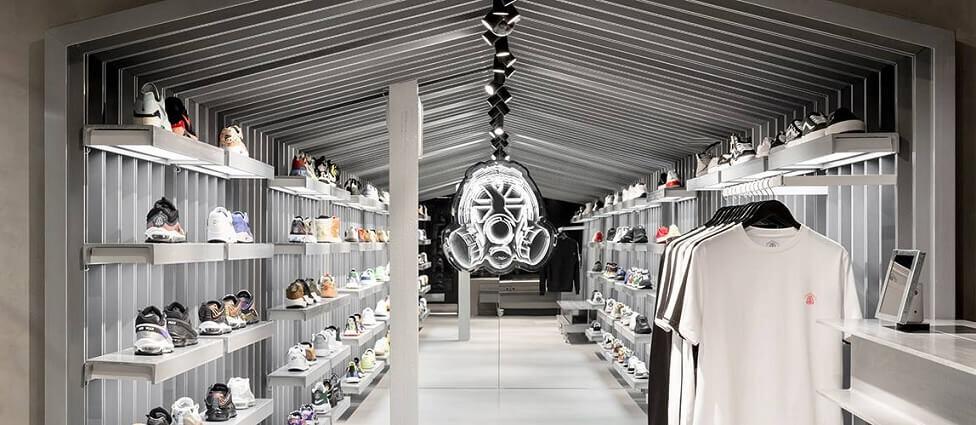 Banner für die Footpatrol Gutscheinseite: Einblick in den Londoner Footpatrol Store mit Auswahl an Sneakern und T-Shirts