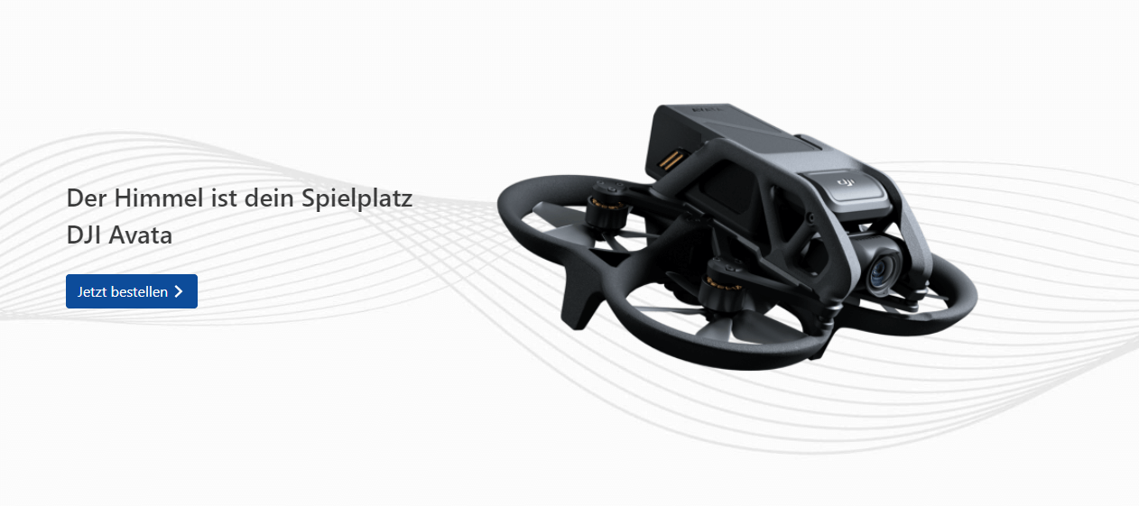 Foto der FPV24 Drohne „DJI Avata“ mit Aufschrift „Der Himmel ist dein Spielplatz“