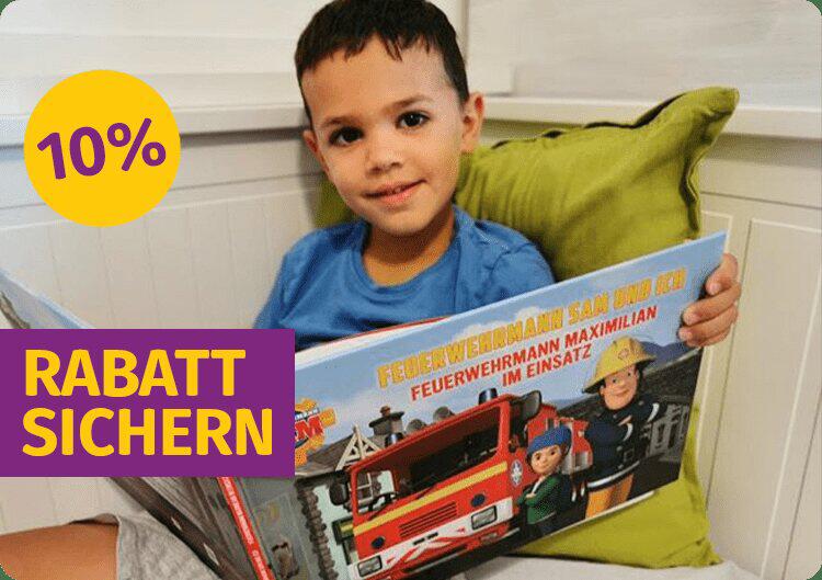 Kind liest Feuerwehrmann Sam Buch auf Banner für 10 % Newsletter-Gutschein bei framily
