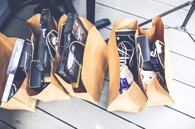 Sacs de chopping en papier marron sur un parquet blanc