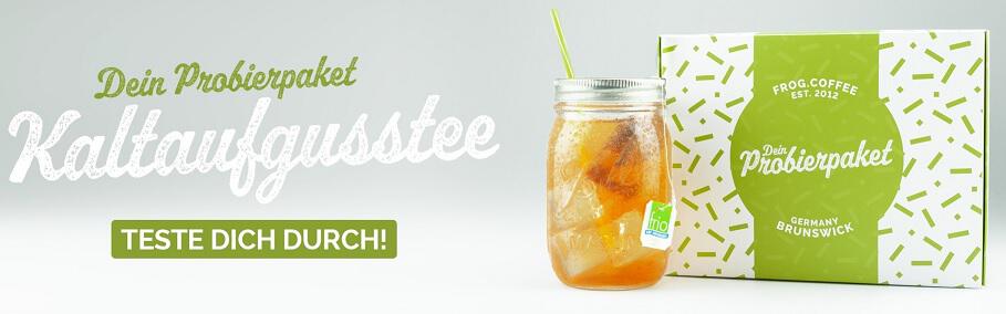 Kalter Aufgusstee als FROG.coffee Probierpaket vor grauem Hintergrund.