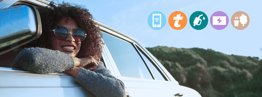 une femme vue de face à la fenêtre d’une voiture