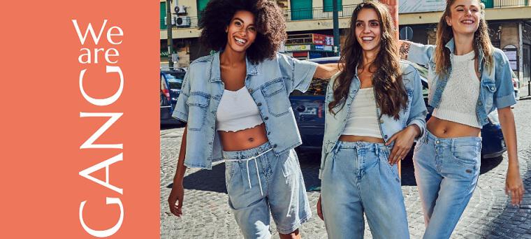 Drei Frauen präsentieren Gang Jeans und Jeanshemden
