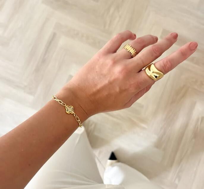 gold-jewellery-on-woman-hand