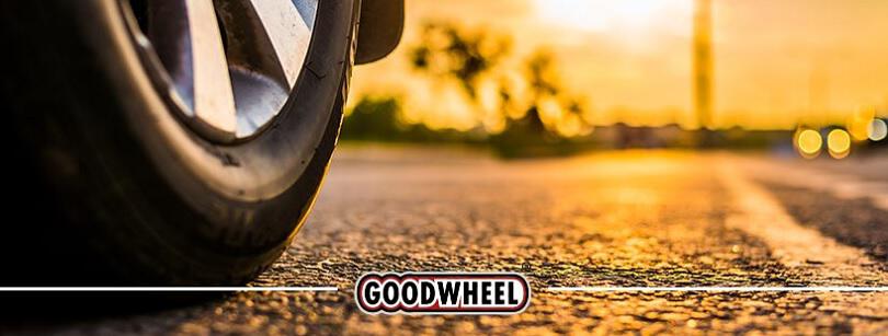 Nahaufname eines Goodwheel Reifens beim Sonnenuntergang auf der Straße