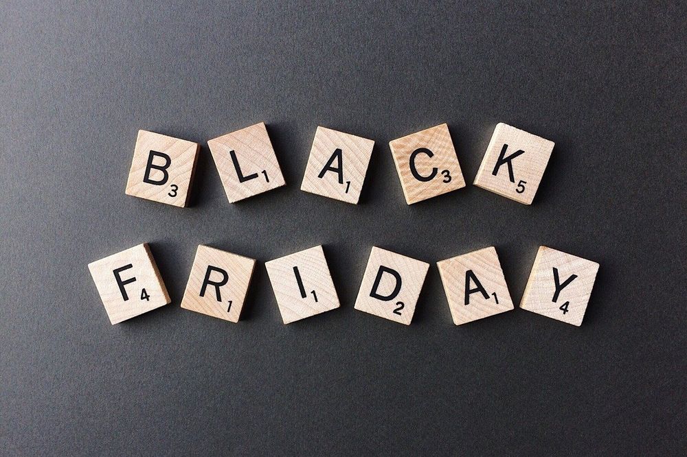 Black Friday écrit en lettres de bois sur fond gris