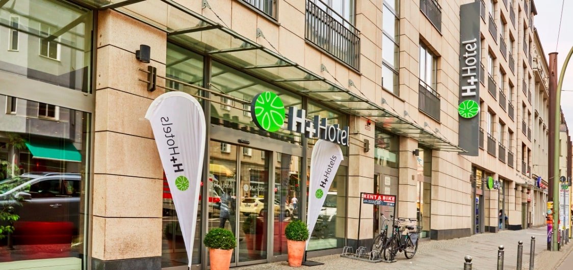 Außenansicht des H-Hotels in Berlin