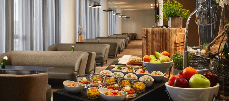 Tolles Buffet im Empfangsbereich von einem H-Hotels Hotel
