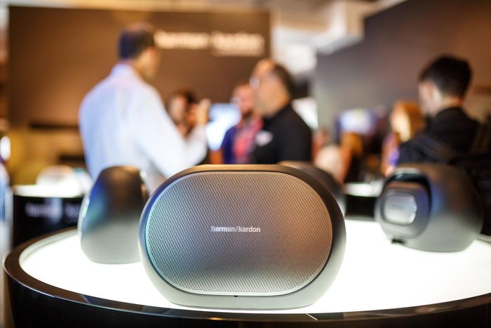 Couverture Facebook Harman Kardon avec enceintes portables