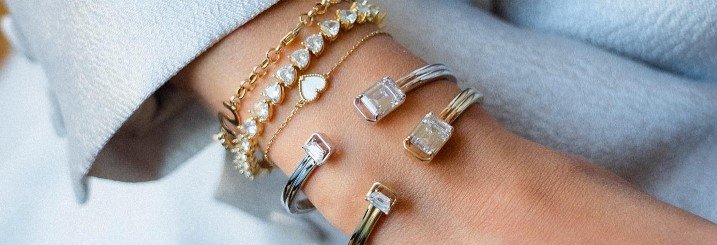 Heavenly London banner - Bracelets on arm
