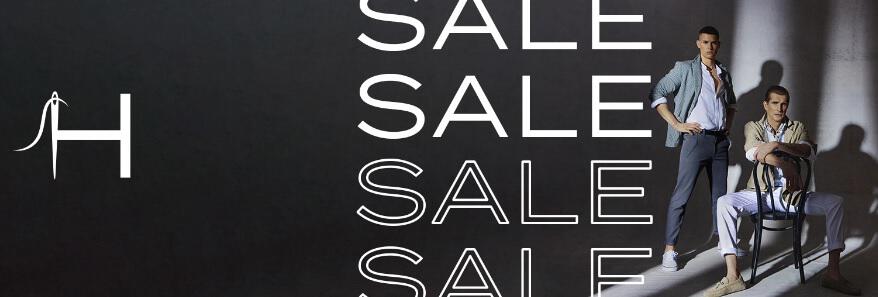 Hiltl Sale-Banner: Das Wort „Sale“ und ein stilisiertes H mit Nadel und Faden vor schwarzem Hintergrund, der in einen Schatten hinter zwei smart gekleideten Herren übergeht, auf die Licht fällt