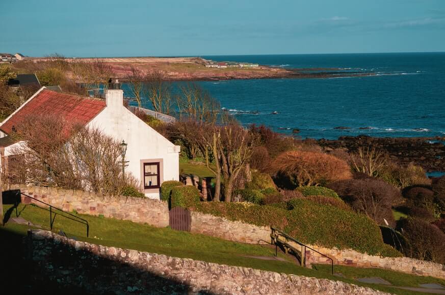 Holiday accommodation - rural cottage by the sea