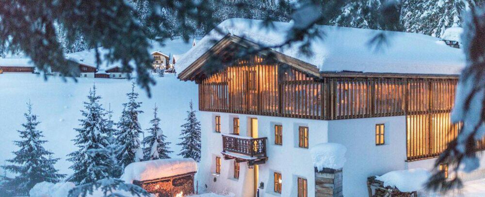 Eine Holidu Ferienunterkunft im verschneiten Südtirol