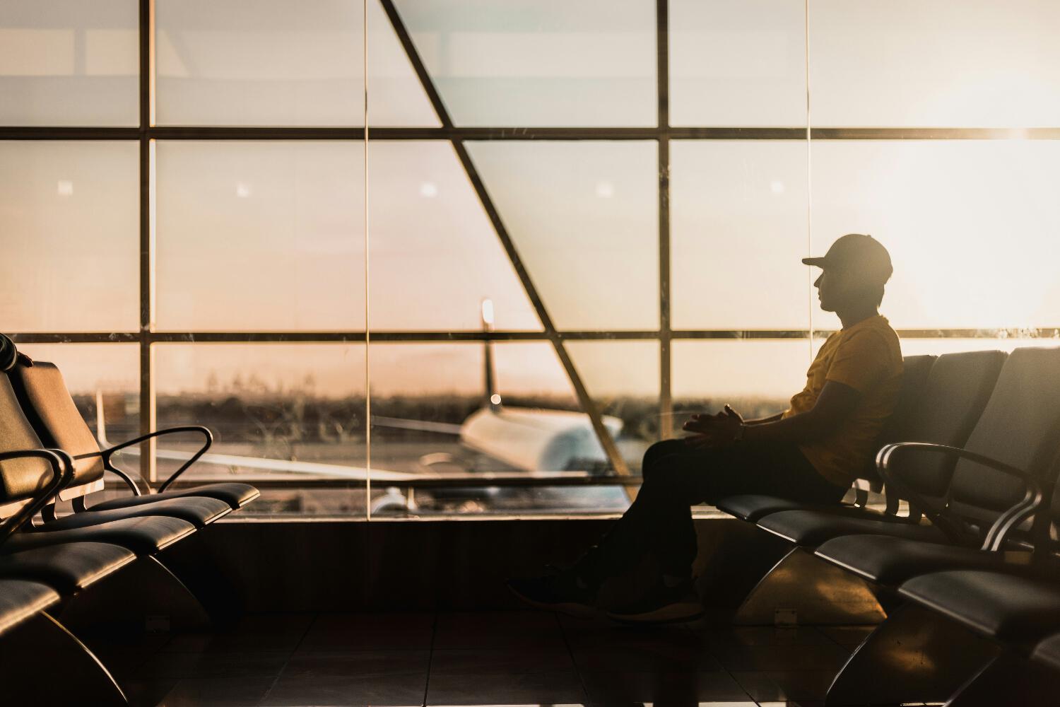 Homme assis dans un aéroport