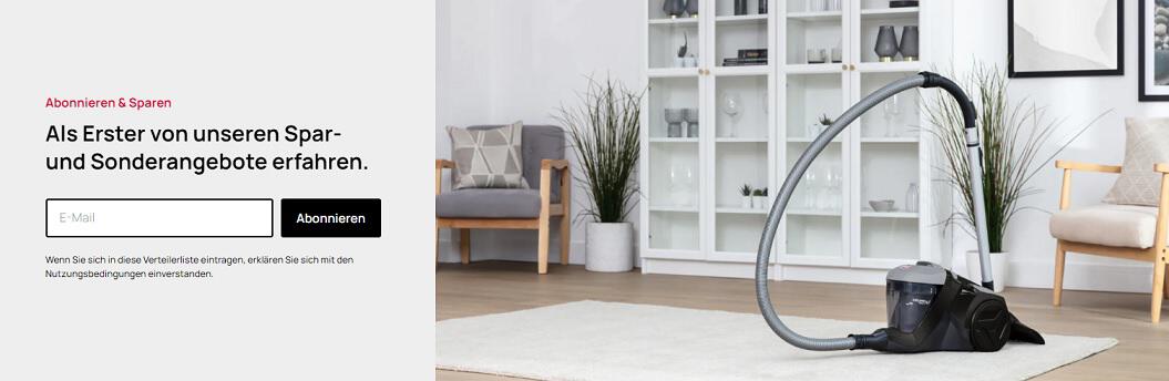 Ein Hoover Staubsauger steht bereit in einem Raum und weist damit auf die Sonderangebote im Hoover Newsletter hin.