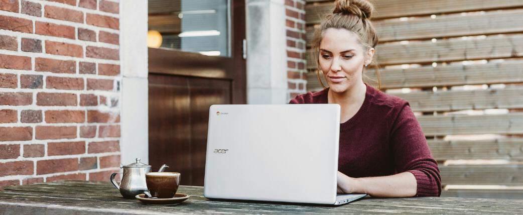 How to save quickly broadband deals picture showing a woman sat outside with a laptop