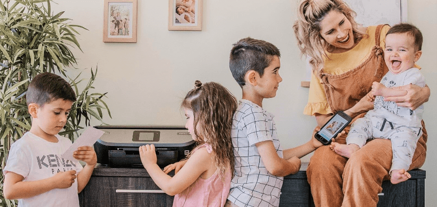 HP savings guide banner. Image shows a mother and children having fun with HP products