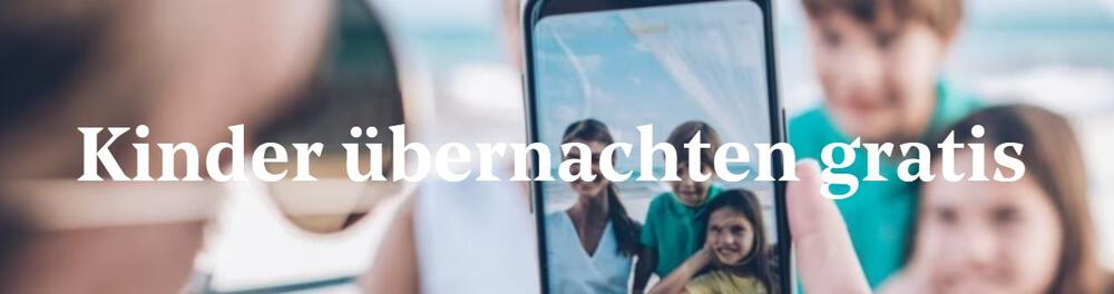 Frau und zwei Kinder werden mit Smartphone fotografiert; Hinweis auf das Iberostar Angebot "Kinder übernachten gratis"