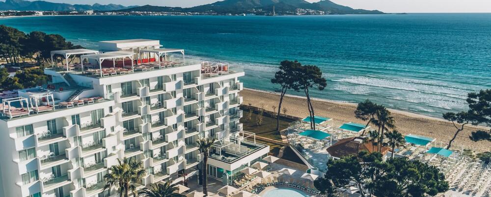 Weißes Strandhotel als Banner der Seite für Iberostar Gutscheine