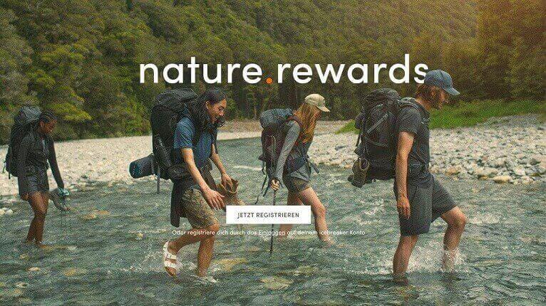 Vier Leute wandern durch einen kleinen Fluss; Hinweis auf das Icebreaker nature rewards Programm
