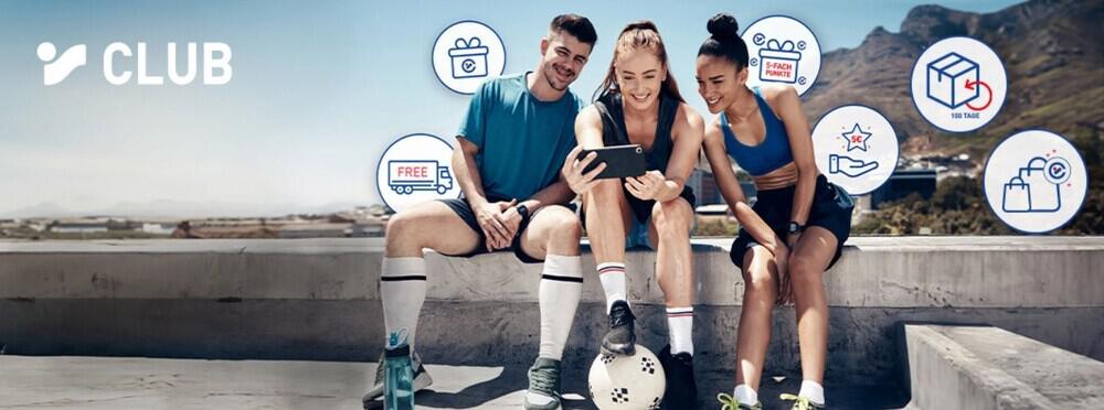 Zwei junge Frauen und ein junger Mann in Sportbekleidung schauen auf ein Smartphone; Symbole für beispielsweise Gratis-Versand und 5 € Gutschein verweisen auf Vorteile des Intersport Clubs