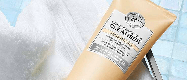 Sanfter Cleanser von IT Cosmetics auf einem weißen Handtuch
