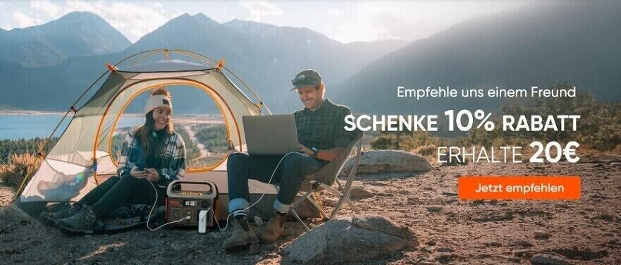 Ein Mann und eine Frau sitzen mit einem Zelt am See und nutzen den Jackery Explorer 2000 mit dem Hinweis auf die Jackery Freundschaftswerbung.