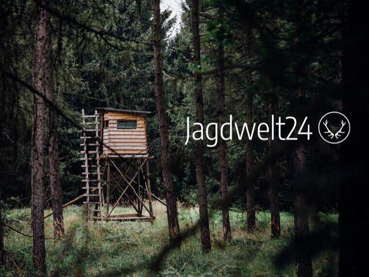 Hochsitz im Wald mit Jagdwelt24 Logo im Vordergrund
