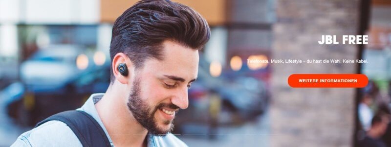 Model trägt kabellose JBL Kopfhörer im Ohr