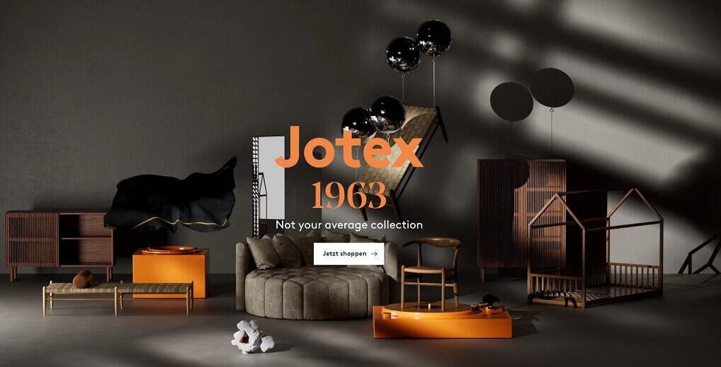 Möbelauswahl in dunkler Atmosphäre, Jotex Logo und Gründungsjahr als Banner für die Jotex Gutscheinseite