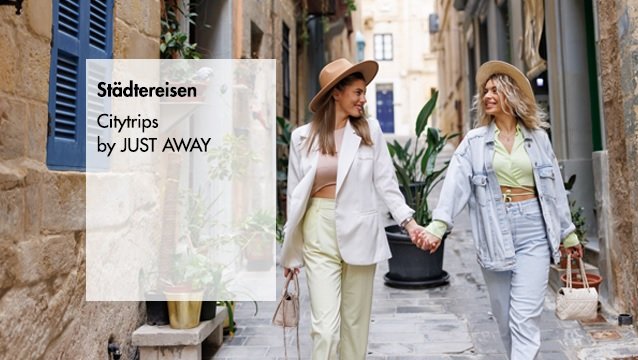 Banner für die JUST AWAY Gutscheinseite: Zwei Frauen laufen durch eine Altstadt "Städtereisen – Citytrips bei JUST AWAY"