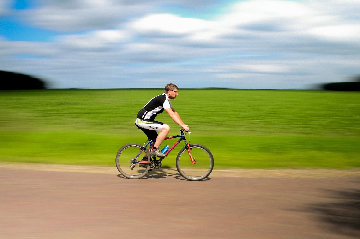 Fahrradfahrer in der Natur