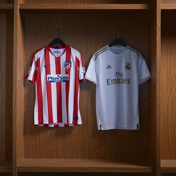 Maillots de football Kitbag suspendus dans un vestaire