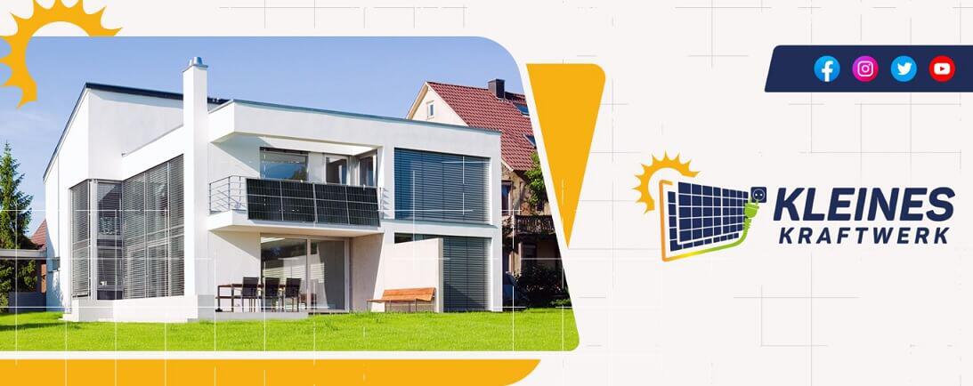 Haus mit Balkonkraftwerk und Unternehmenslogo als Banner für die Kleines Kraftwerk Gutscheinseite