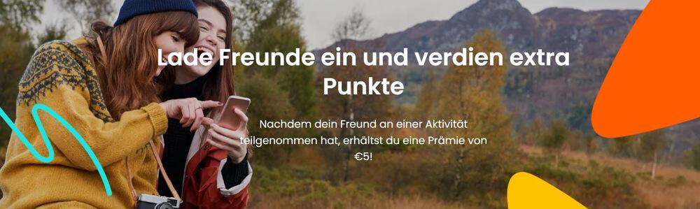 5 € Klook Gutschein fürs Freunde-Werben – Foto zweier lachender Frauen mit Smartphone in der Natur