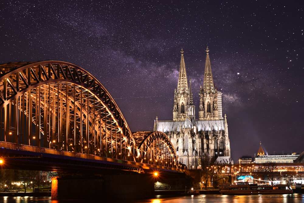 Beleuchteter Kölner Dom bei Nacht