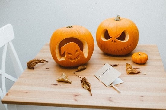 Schnitzereien in Halloween Kürbis
