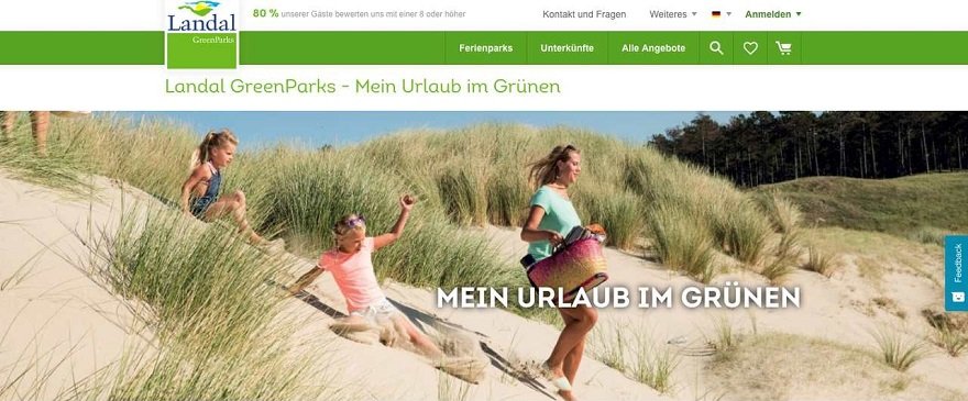 Banner für die Landal Gutscheinseite: Startseite der Landal Homepage mit Bild einer Familie im Urlaub