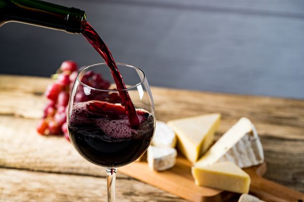 Verre de vin devant une assiette de fromage