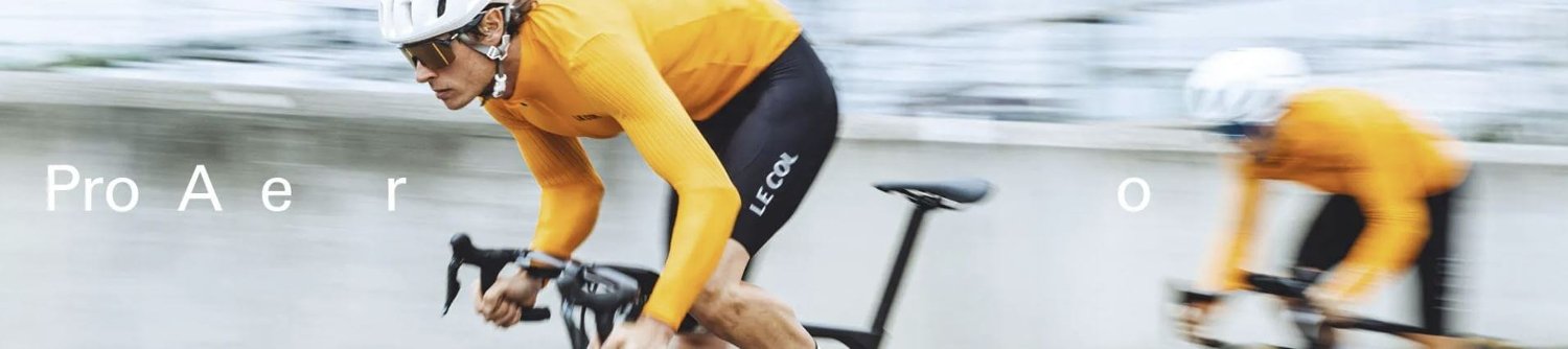 Banner für die Le Col Gutscheinseite mit Foto zweier Radfahrer in Pro Aero Ausrüstung